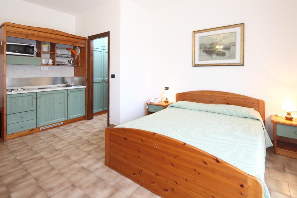 Residence Hotel Kriss Deiva Marina Dış mekan fotoğraf